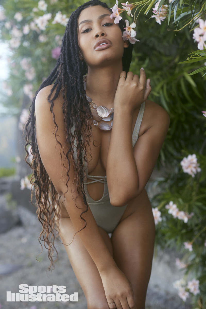 SI2022_Dominica_Leyna_Bloom_SHOT_01_107_WMweb